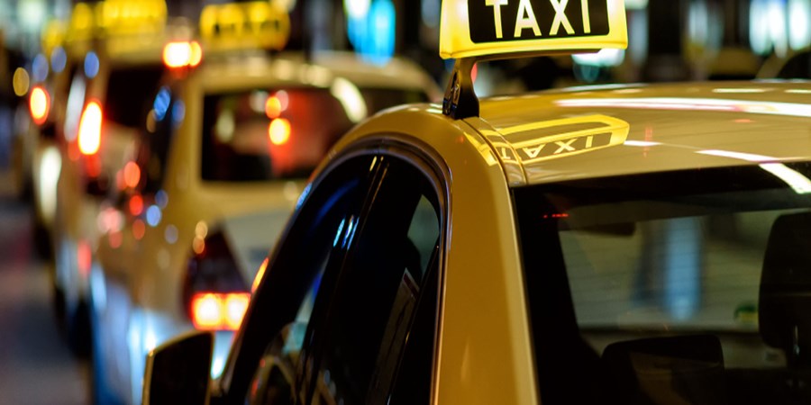 برخورد قانونی با هرگونه تخلف در دریافت کرایه مازاد/سهمیه بنزین تاکسی‌ها کاهش نمی‌یابد